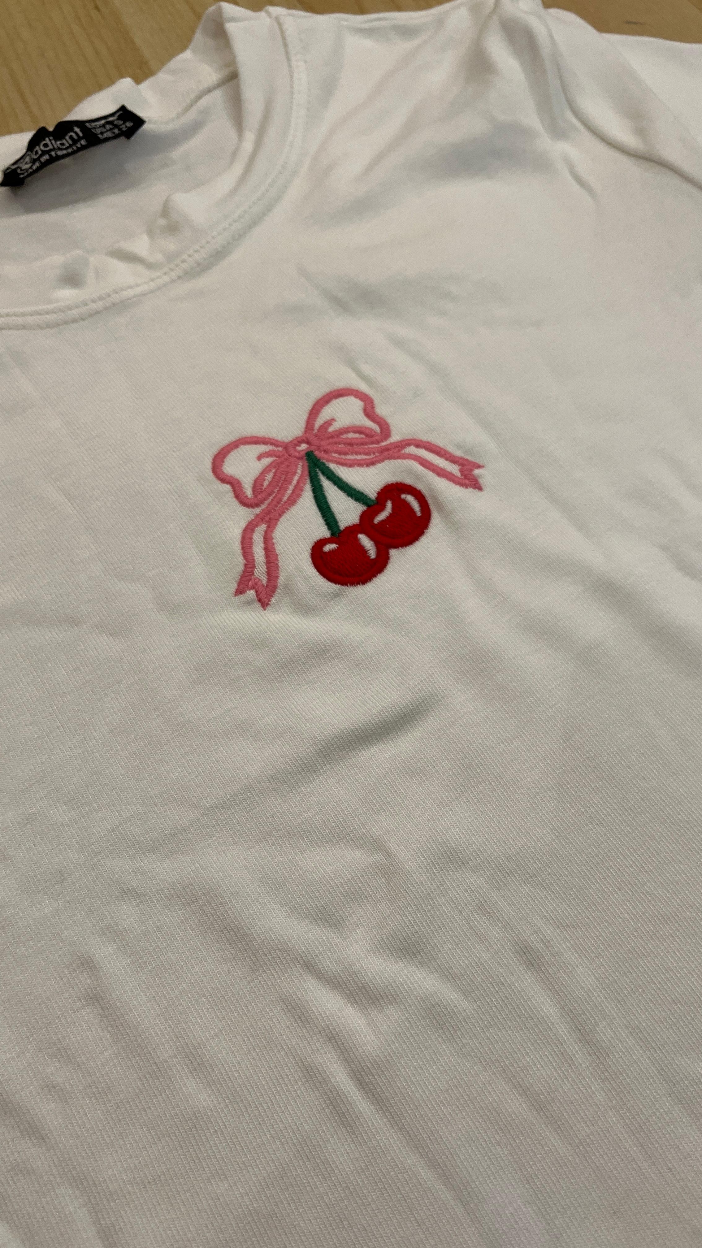 Kiraz İşlemeli Beyaz Tshirt