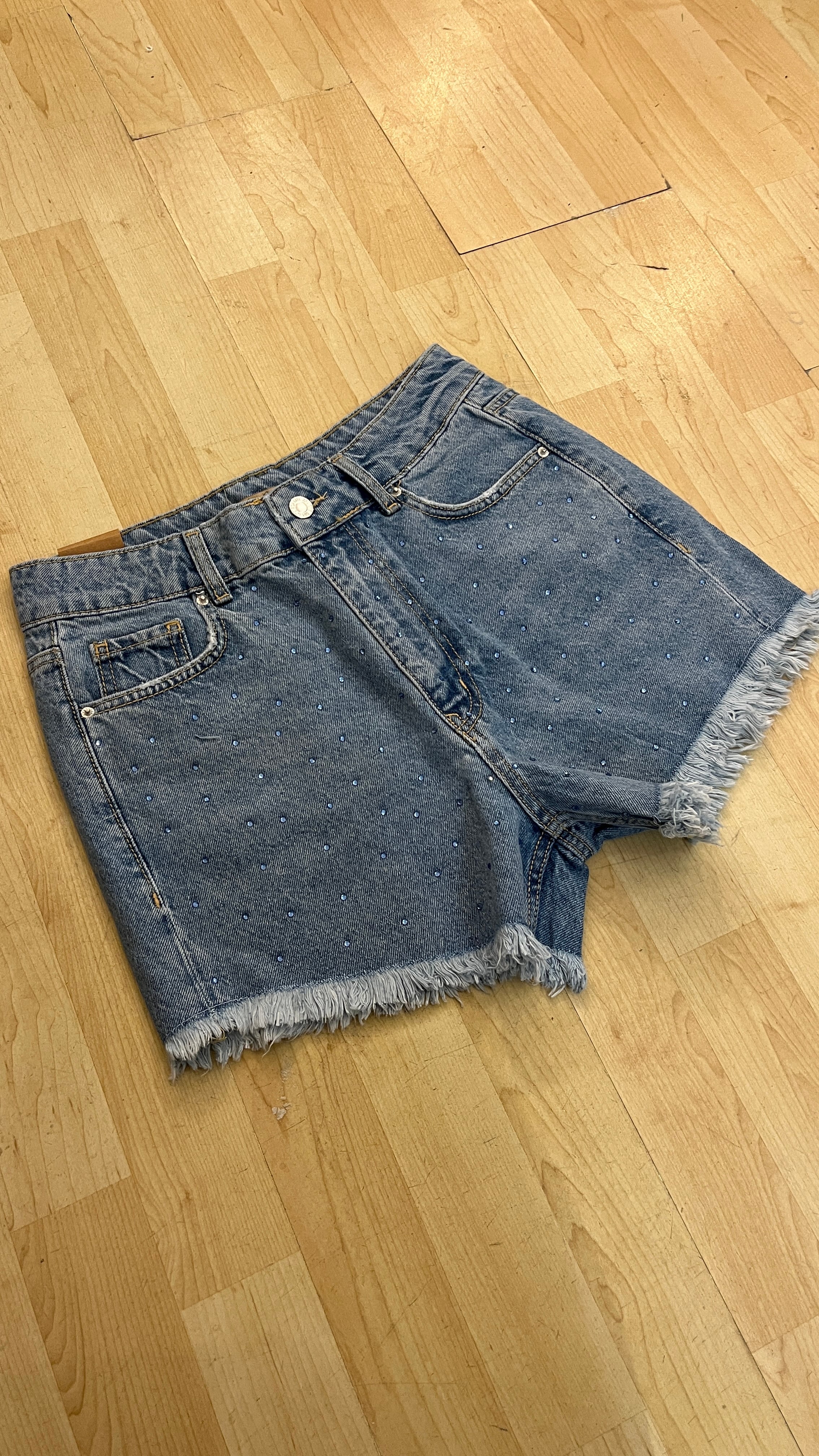 Pul İşlemeli Kot Şort