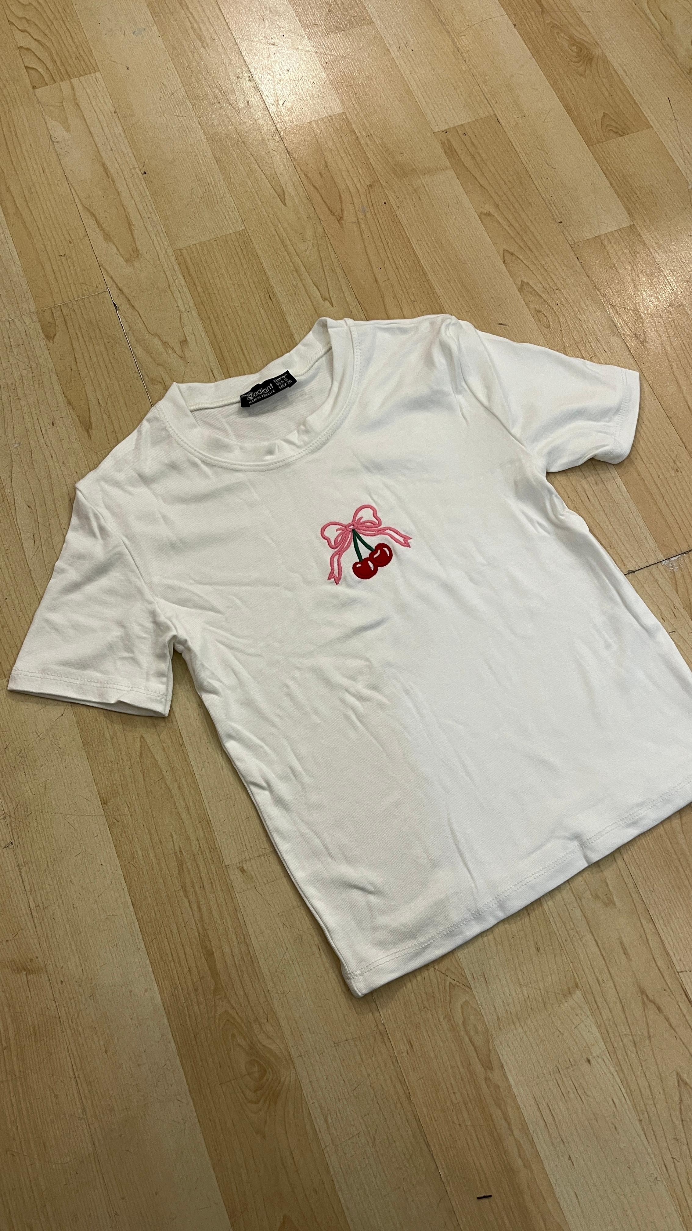 Kiraz İşlemeli Beyaz Tshirt