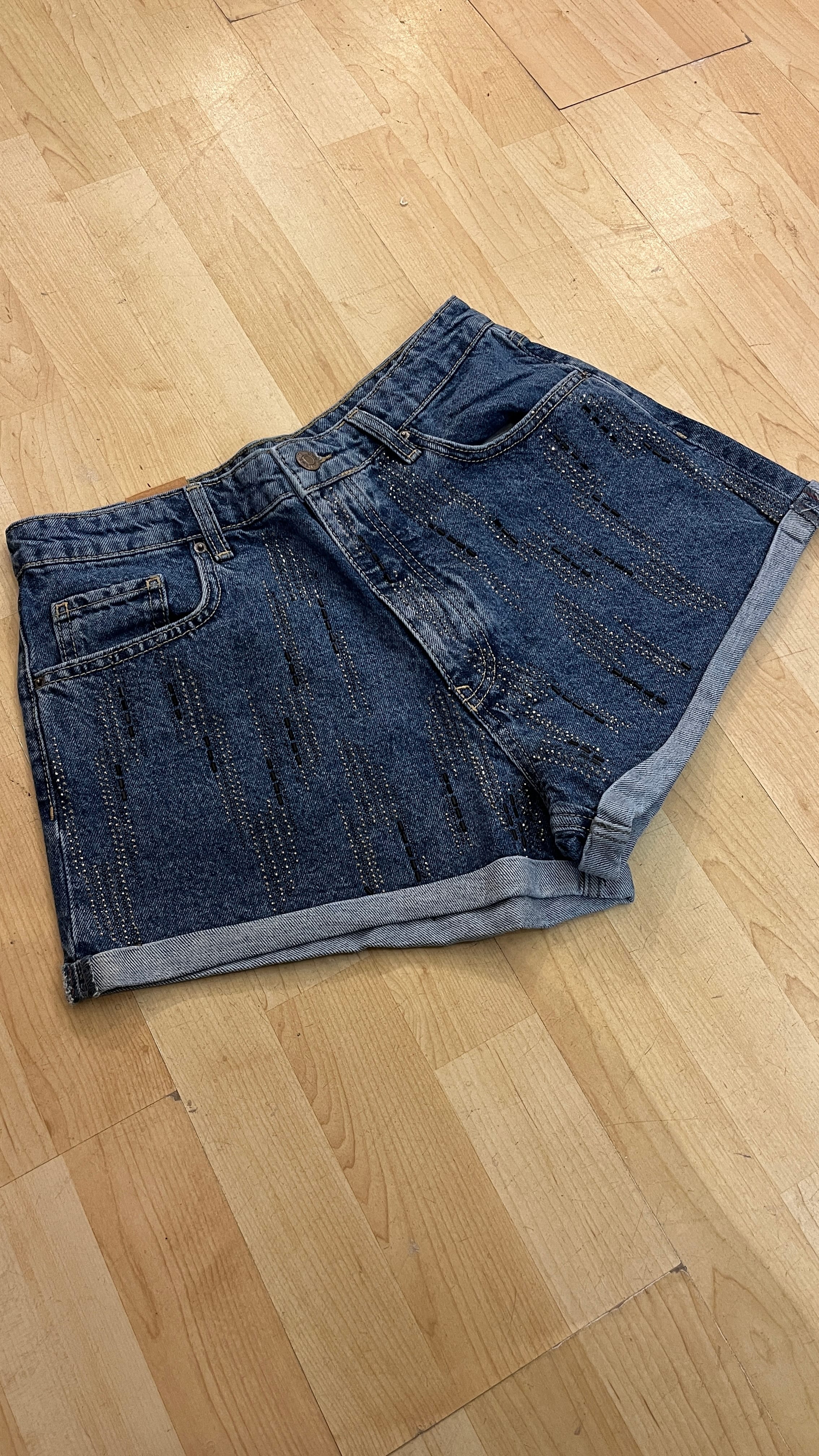 Pırıltı İşlemeli Kot Şort