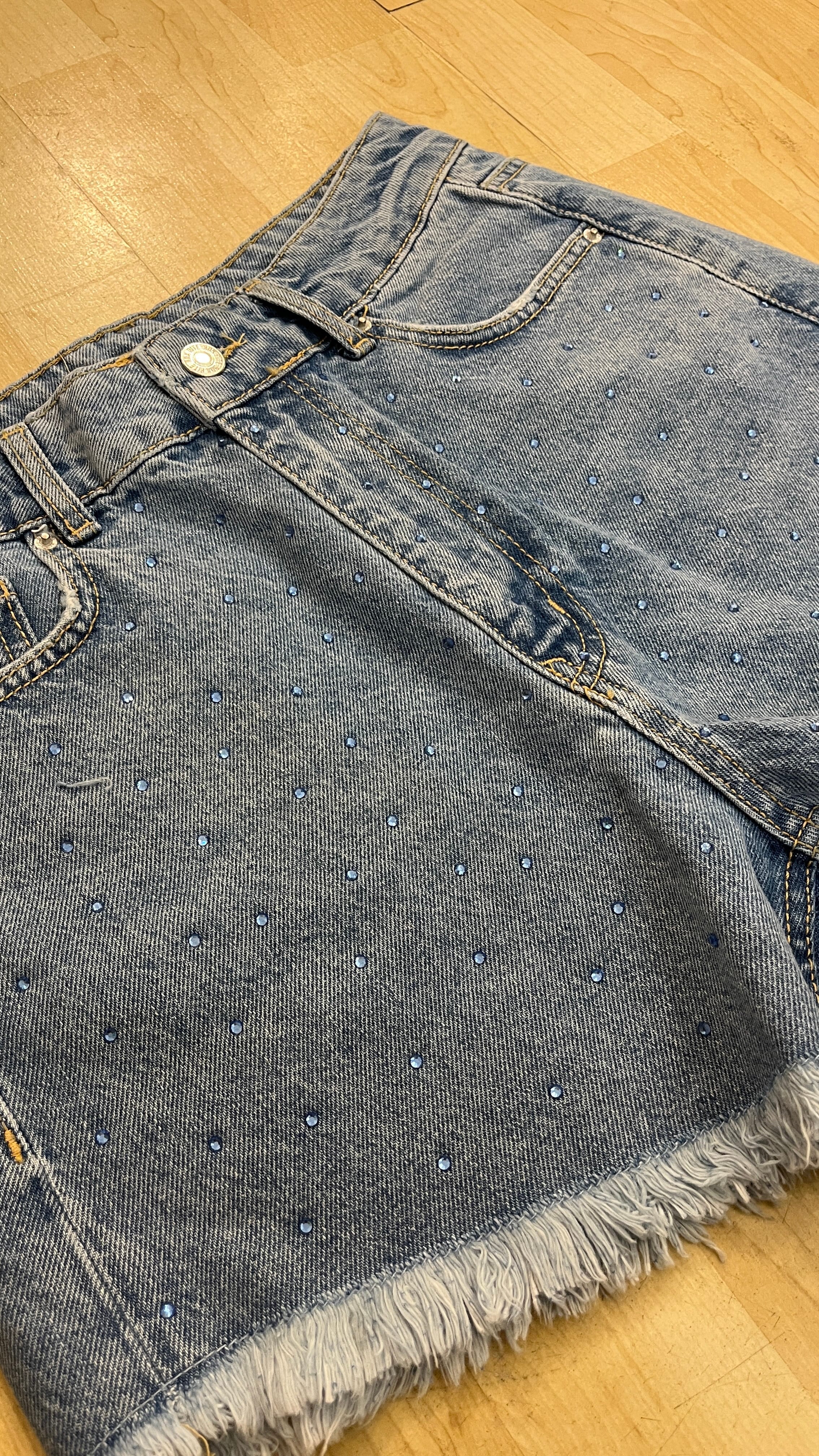 Pul İşlemeli Kot Şort