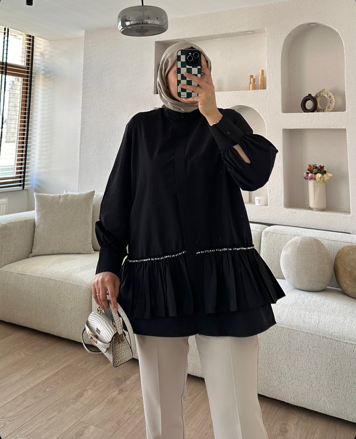 Boncuklu Etek Ucu Fırfırlı Gömlek Siyah