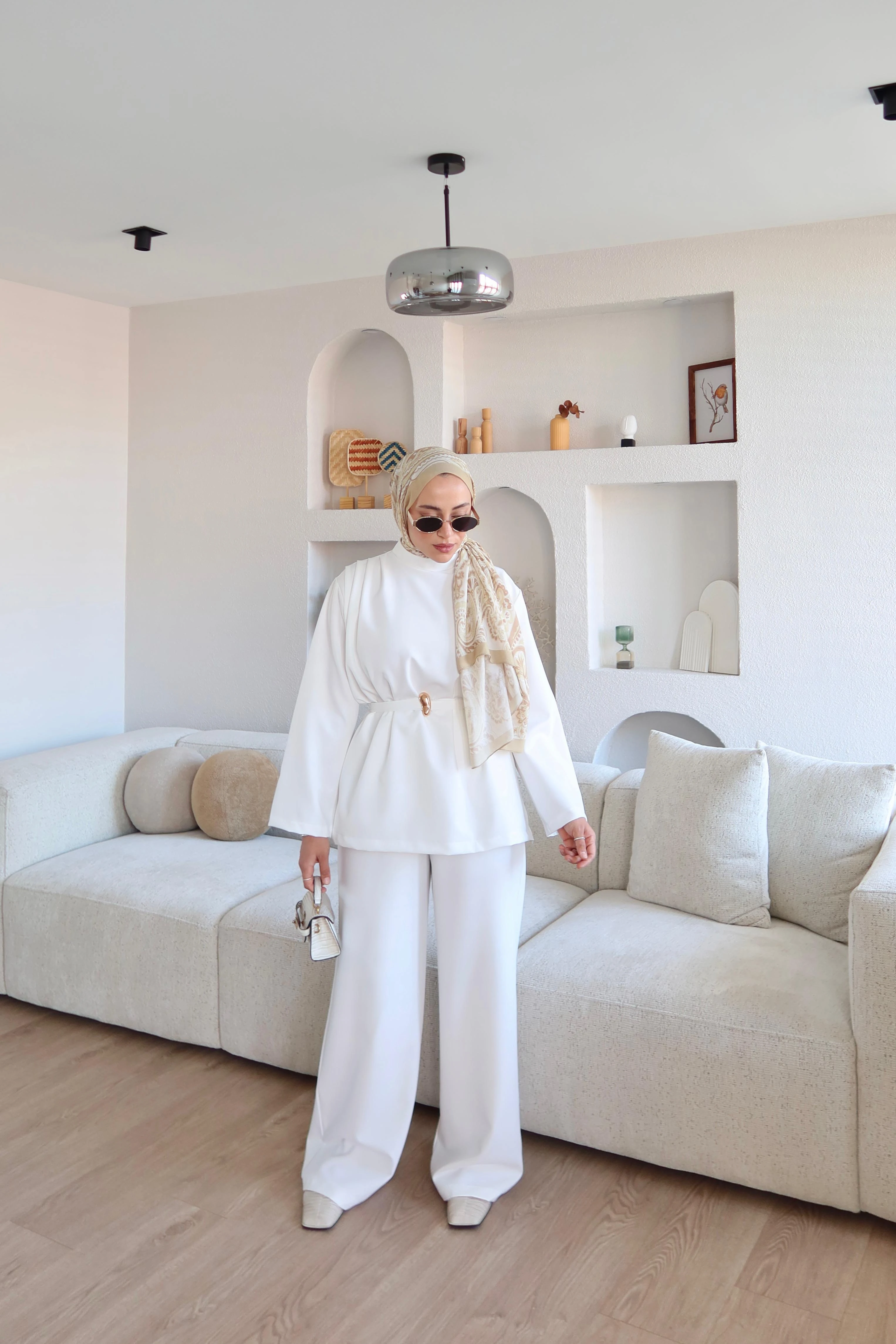 Gold Broş Detaylı Pantolon Takım Beyaz (Ön Sipariş)