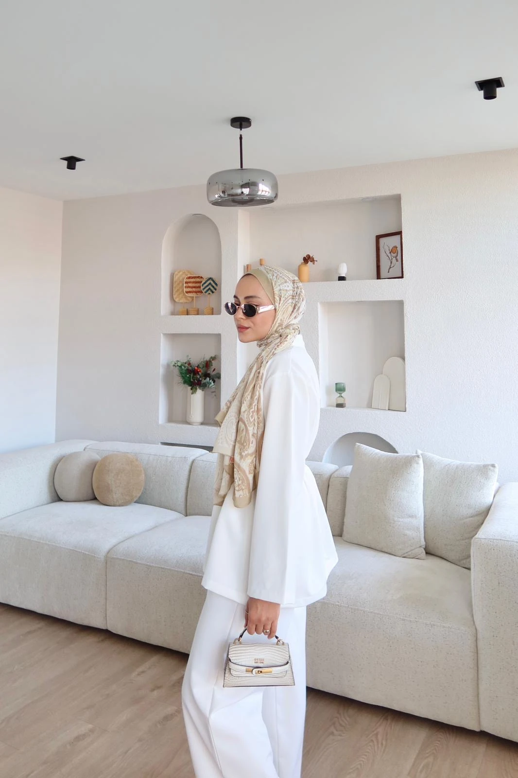 Gold Broş Detaylı Pantolon Takım Beyaz (Ön Sipariş)