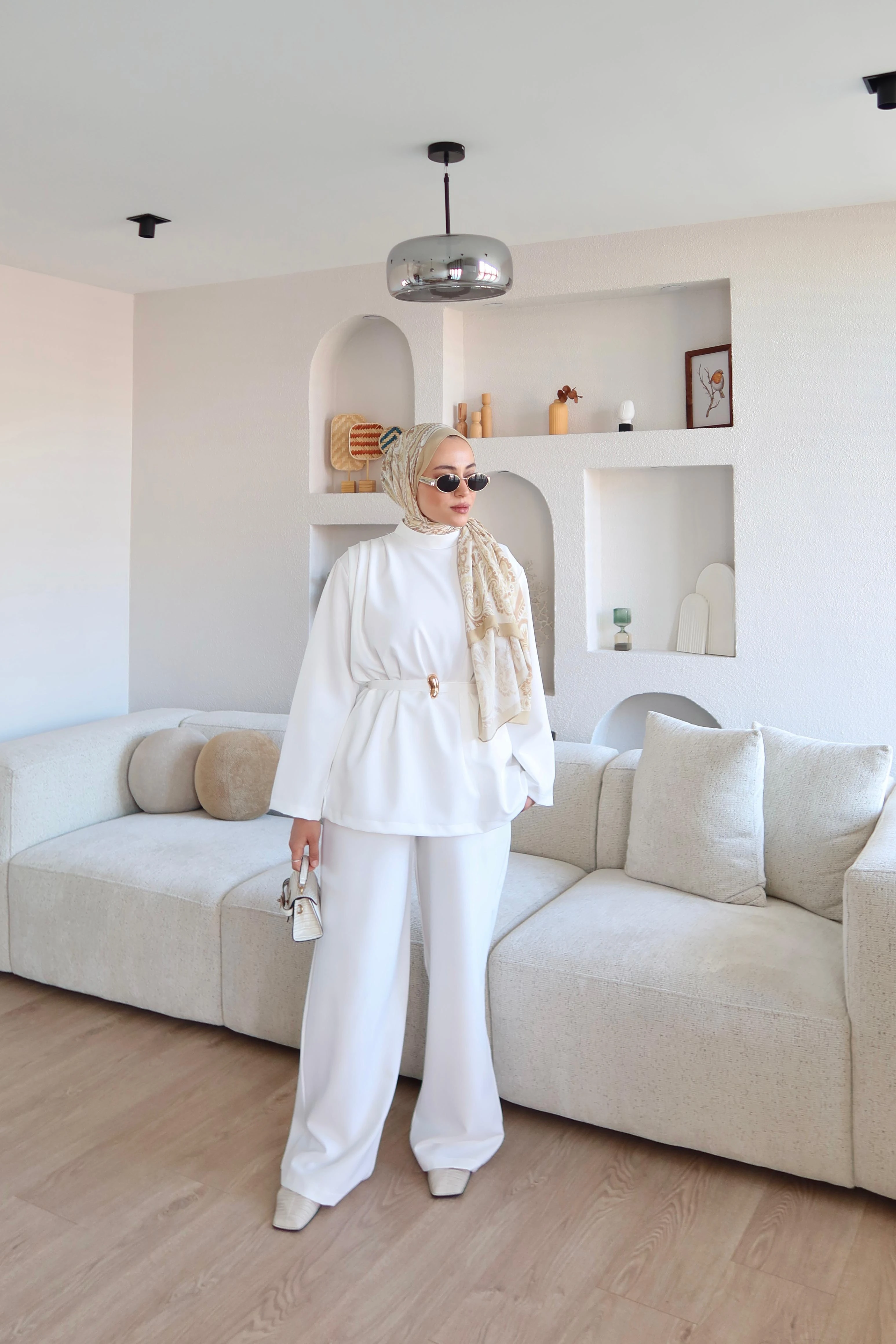 Gold Broş Detaylı Pantolon Takım Beyaz (Ön Sipariş) main variant image