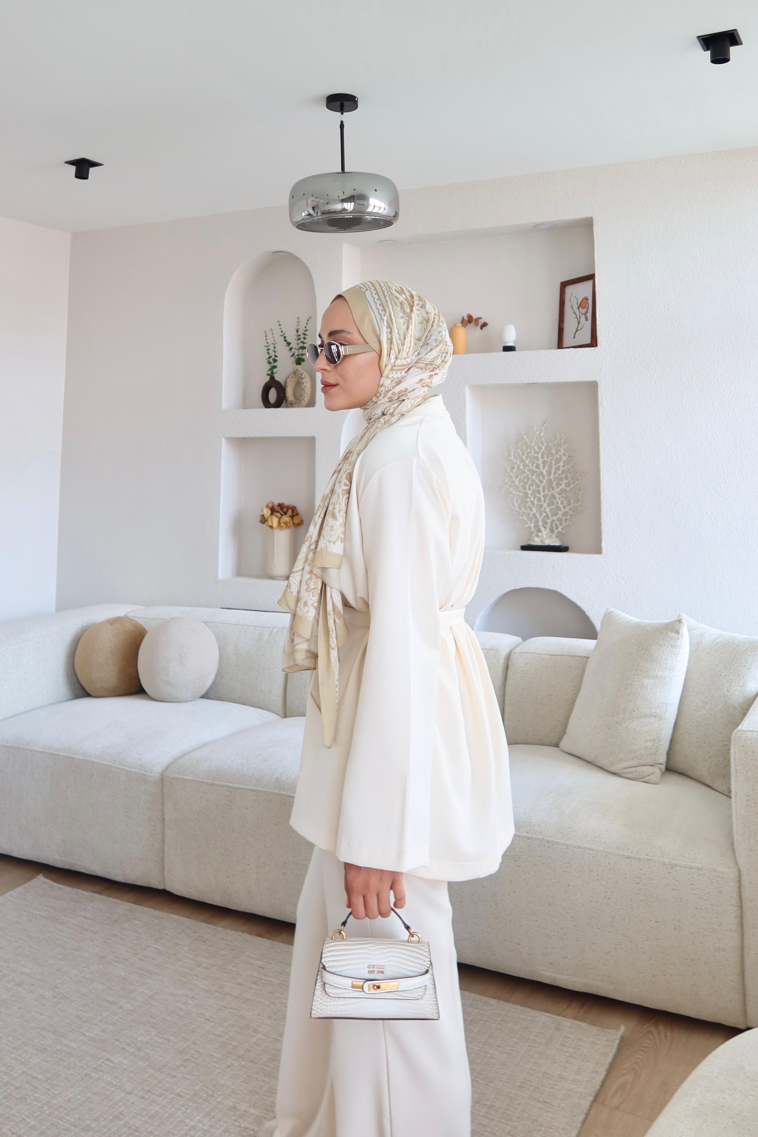 Gold Broş Detaylı Pantolon Takım Beyaz