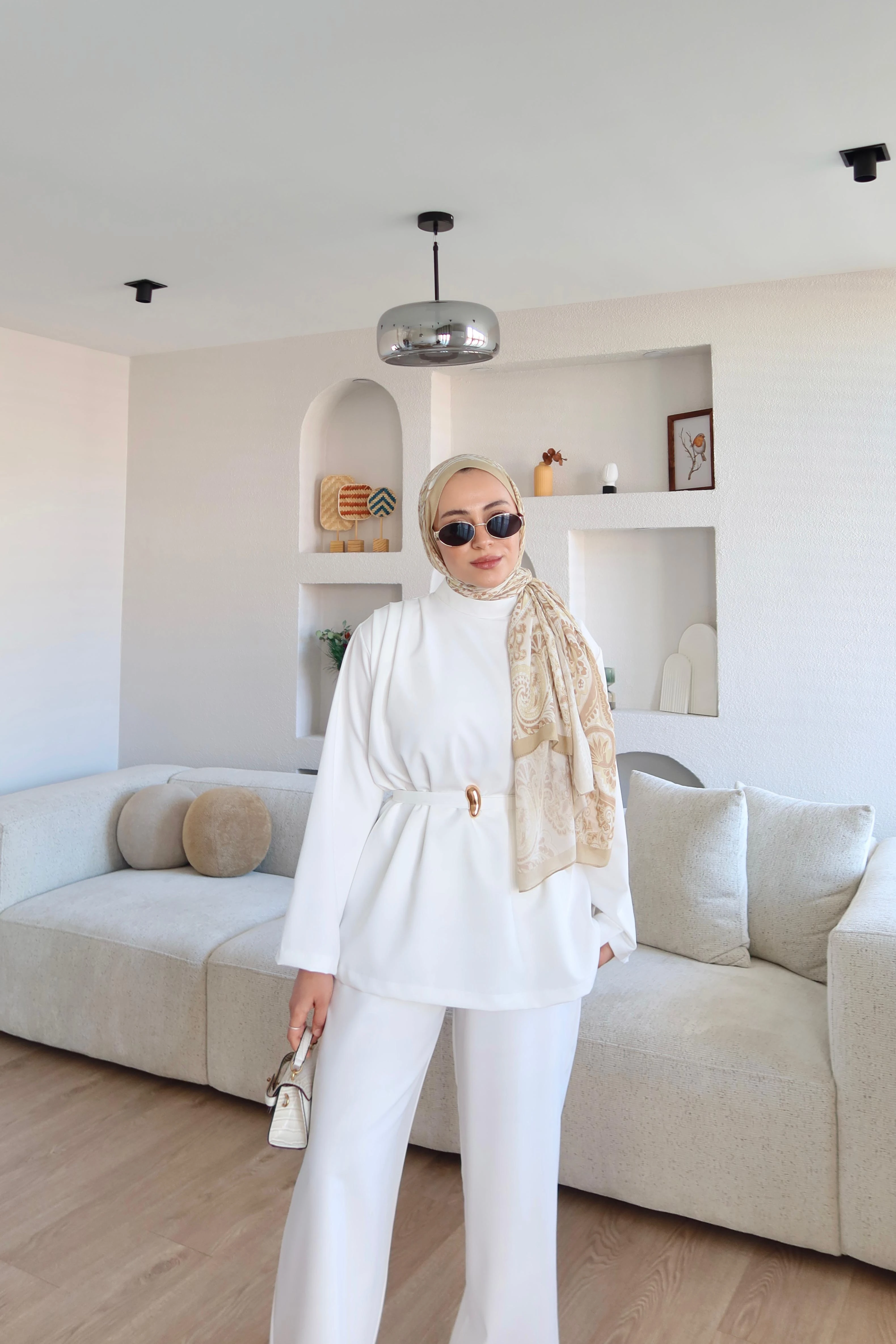 Gold Broş Detaylı Pantolon Takım Beyaz (Ön Sipariş)