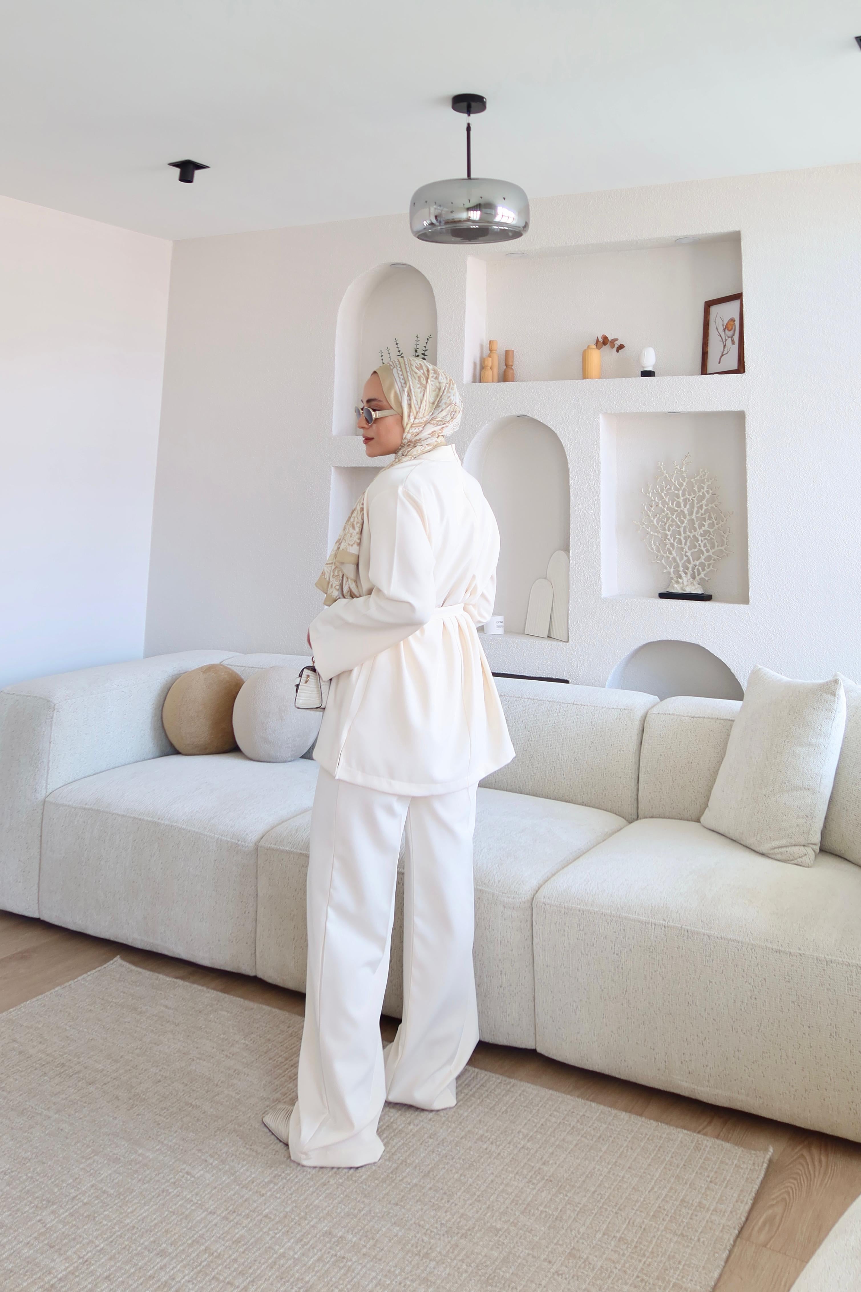 Gold Broş Detaylı Pantolon Takım Beyaz