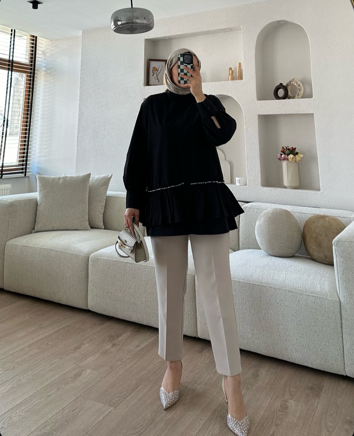 Boncuklu Etek Ucu Fırfırlı Gömlek Siyah