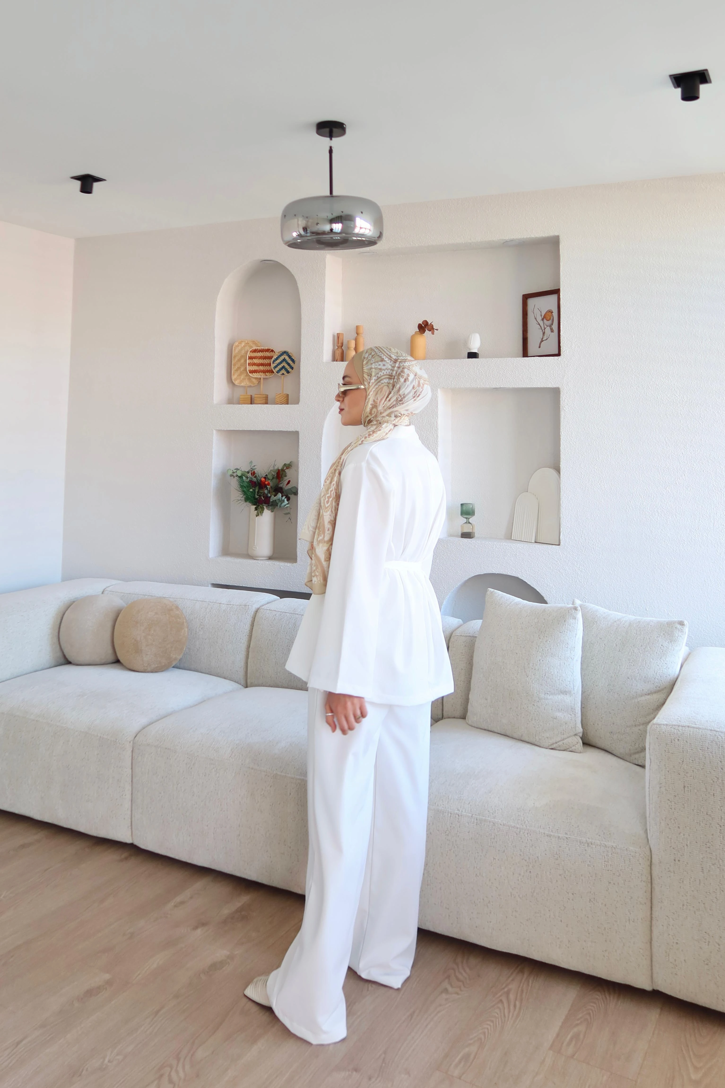 Gold Broş Detaylı Pantolon Takım Beyaz (Ön Sipariş)