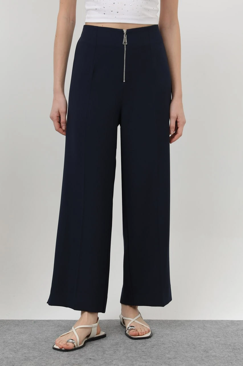 Fermuar Detaylı Pensli Pantolon