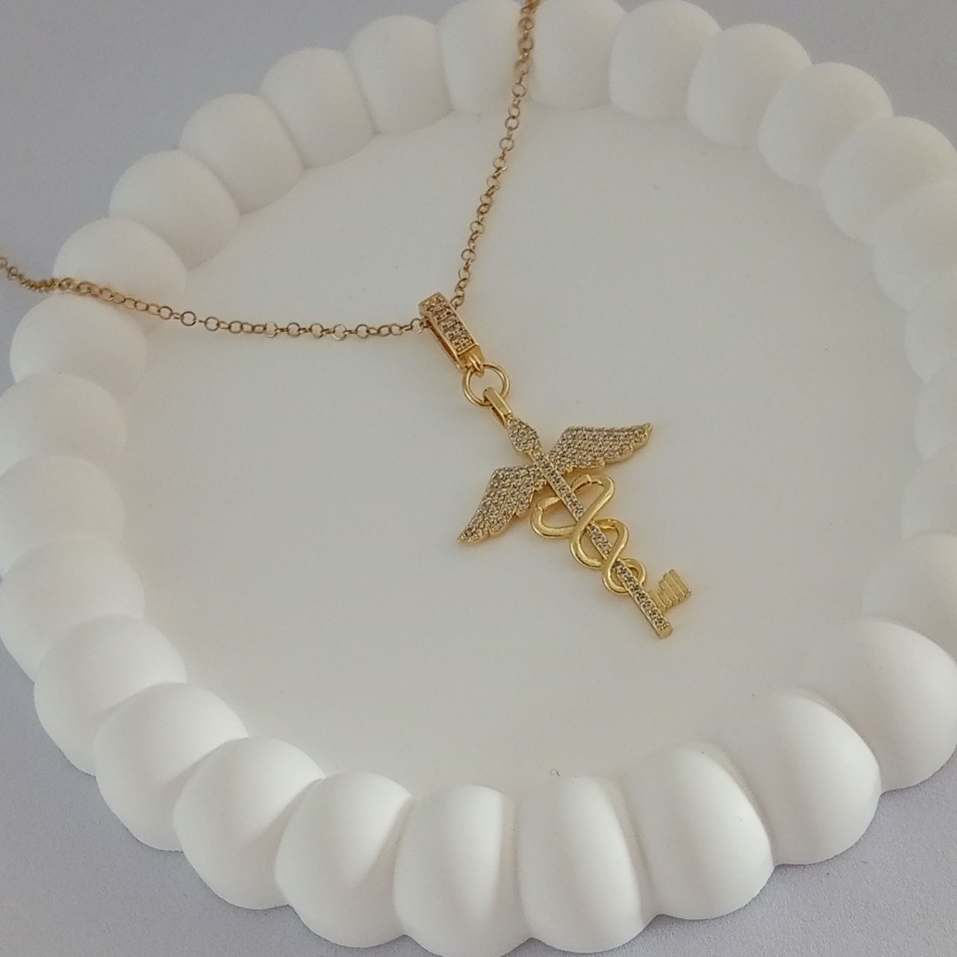Sağlık ve Şifa Sembolü Kolye Gold Pirinç Zirkon Taşlı Kanatlı Anahtar Tasarım 