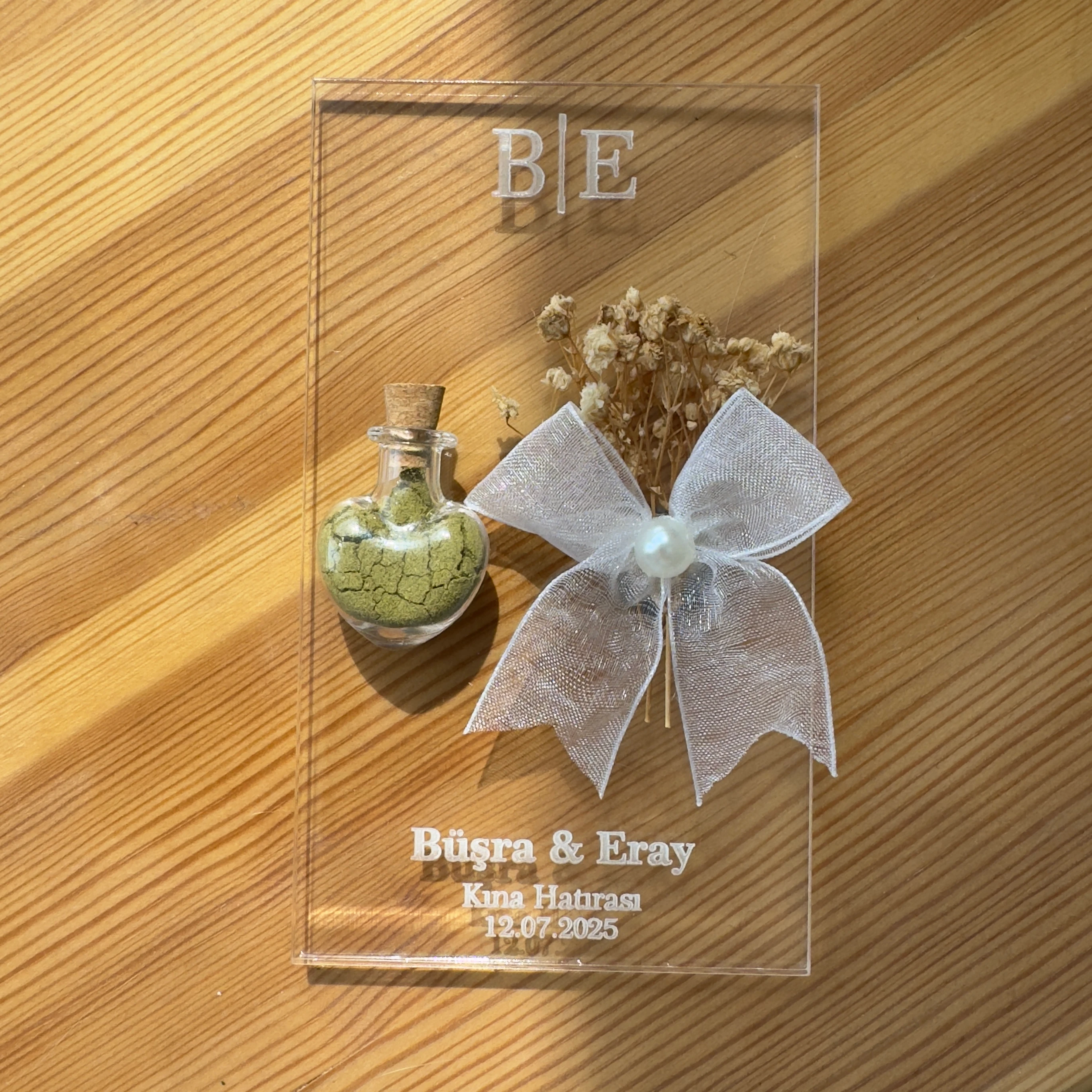 Kına Hatırası Pleksi Tasarım – Mini Şişe & Kurutulmuş Çiçekli Model