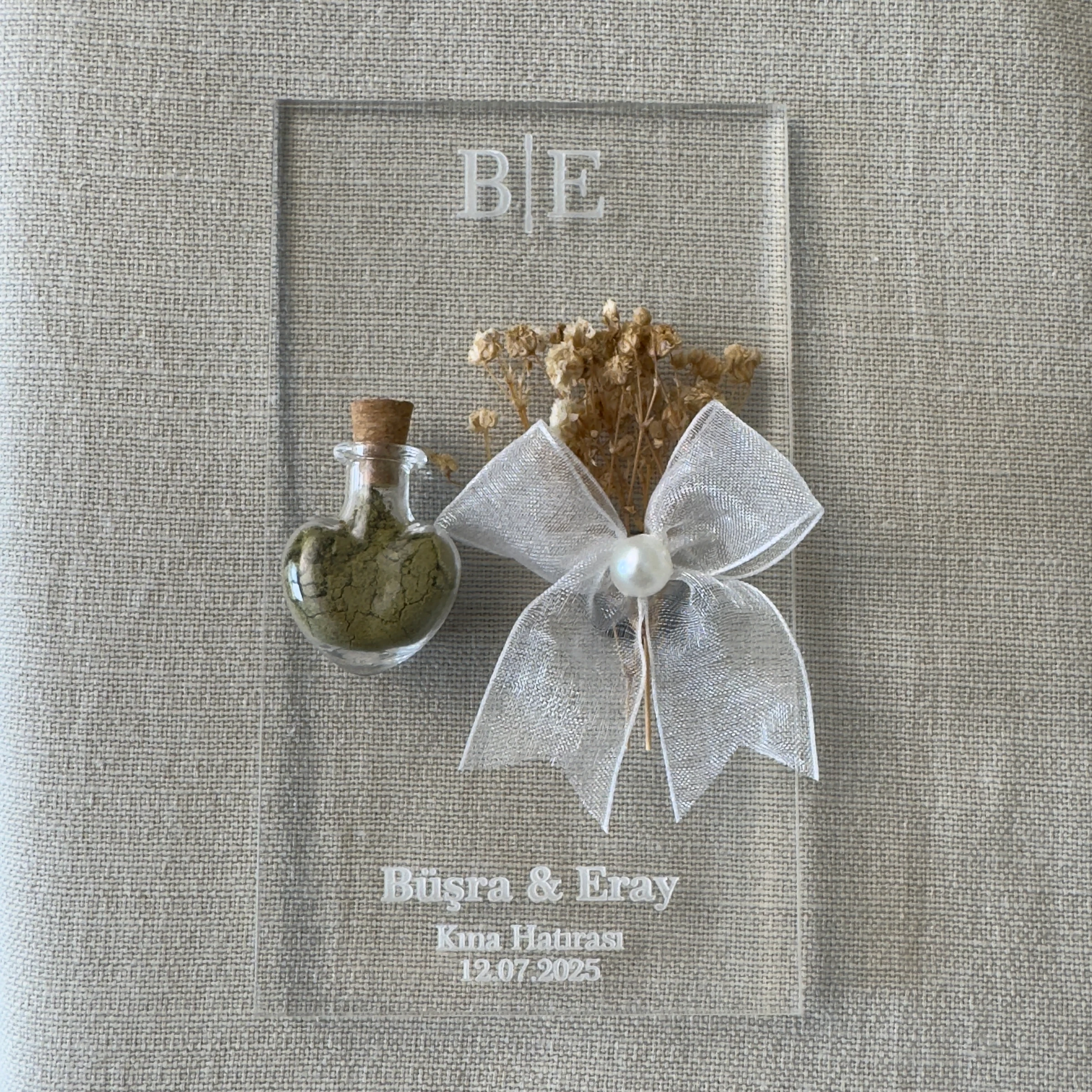 Kına Hatırası Pleksi Tasarım – Mini Şişe & Kurutulmuş Çiçekli Model