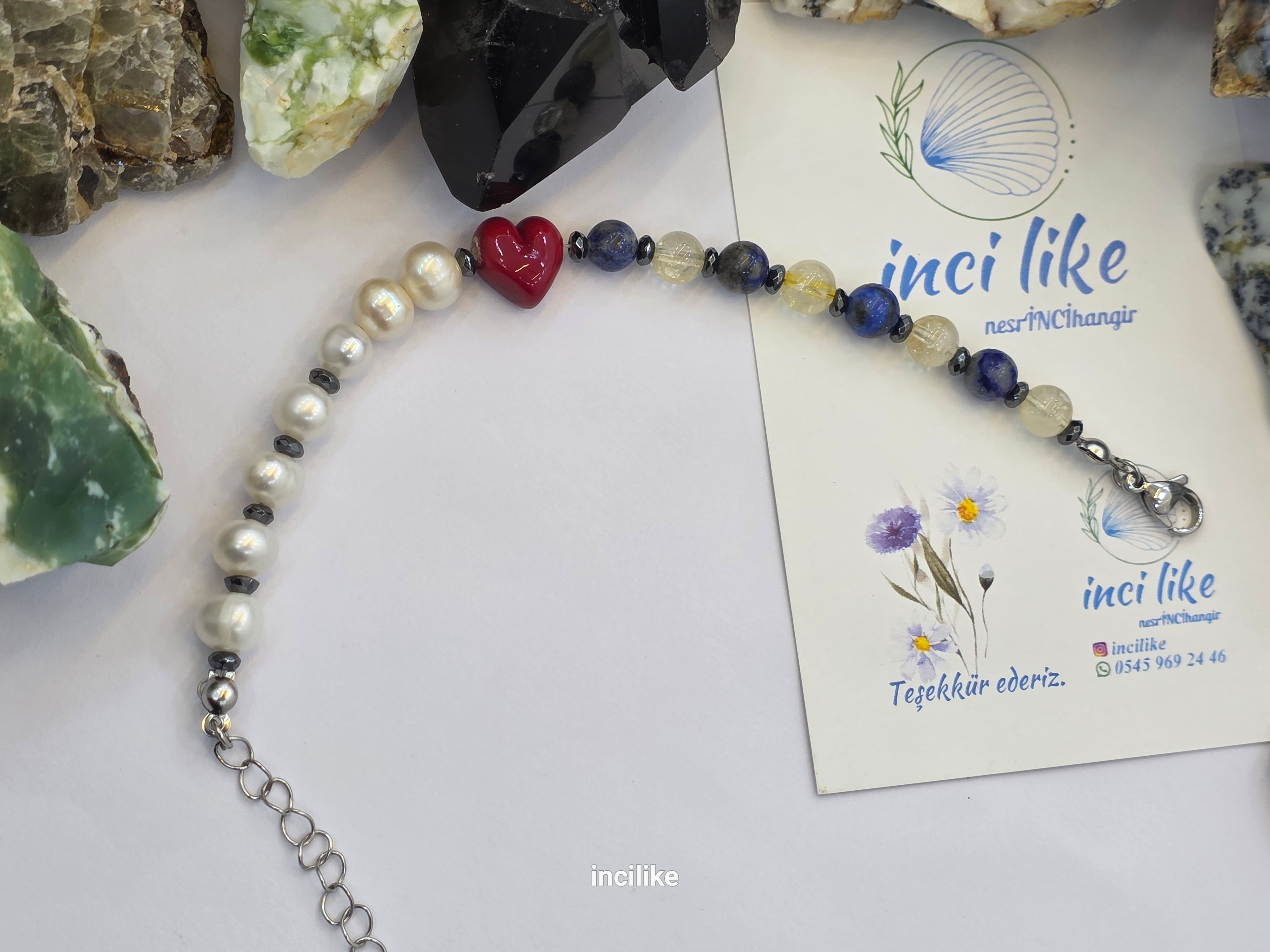 İncilike Aşk  İnci , Sitrin , Lapis Lazuli Doğaltaşlarından Ve Murano Cam Kalp İle tasarlanmış Çelik Aparat Bileklik