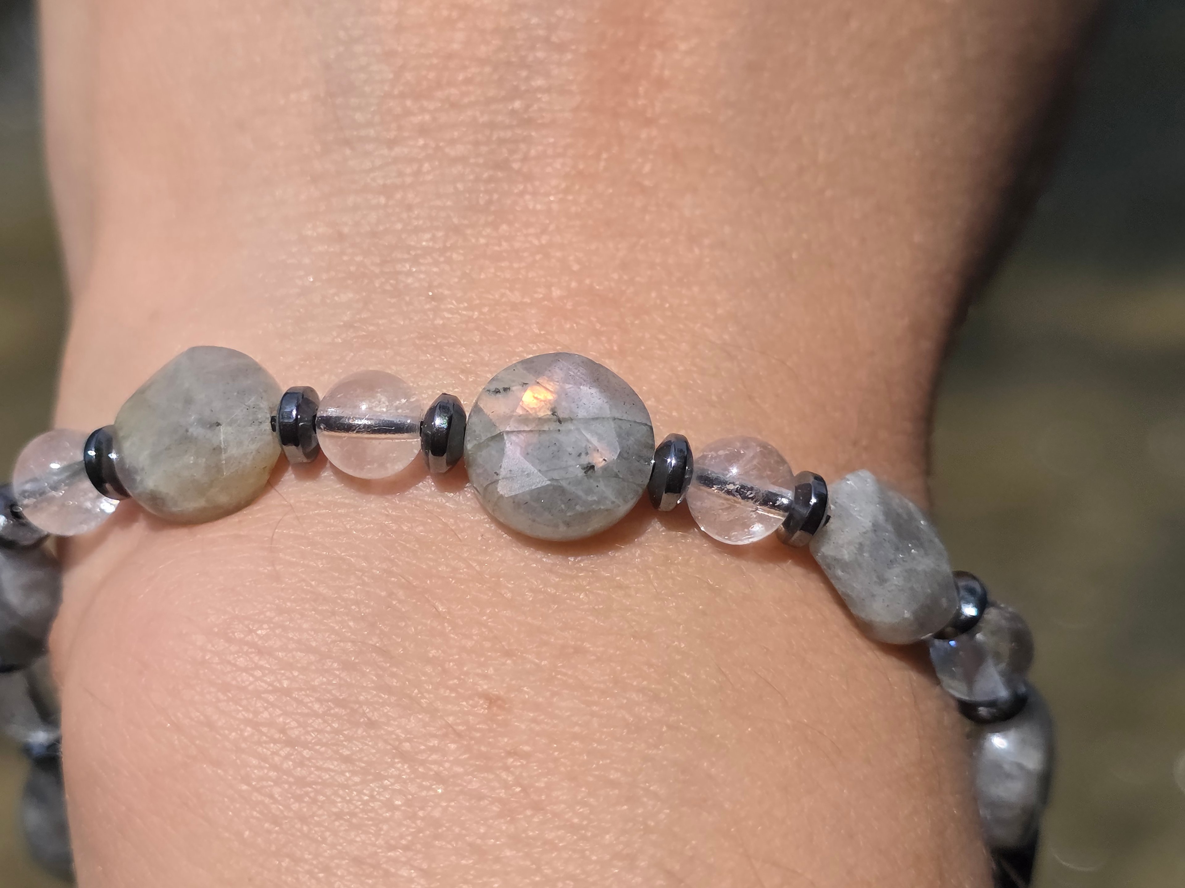 İncilike Labradorit ( Koruyucu Kalkan) Kristal Kuvars (6 mm)  ve Hematit Doğaltaşlı Pul kesim Kadın / Erkek Bileklik 