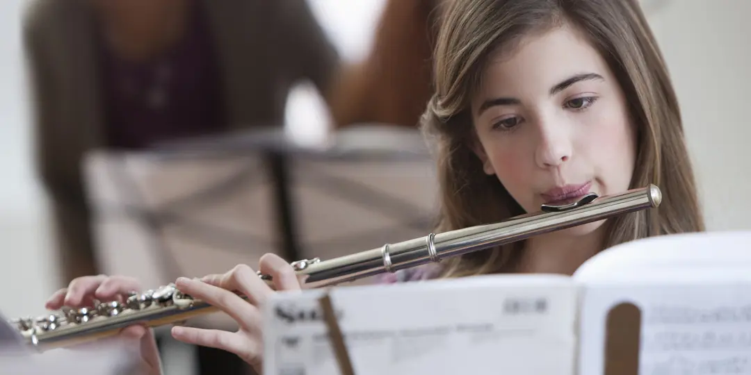 Yan Flüt Çalan Genç Kadın