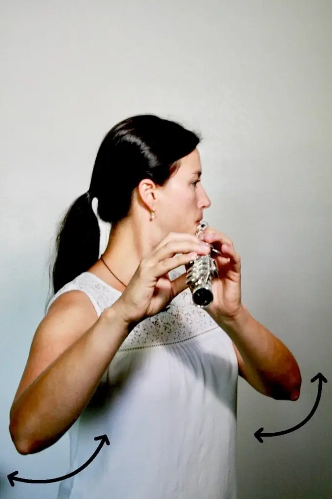 Flüt çalımında kolların doğru duruşunu gösteren örnek bir fotoğraf