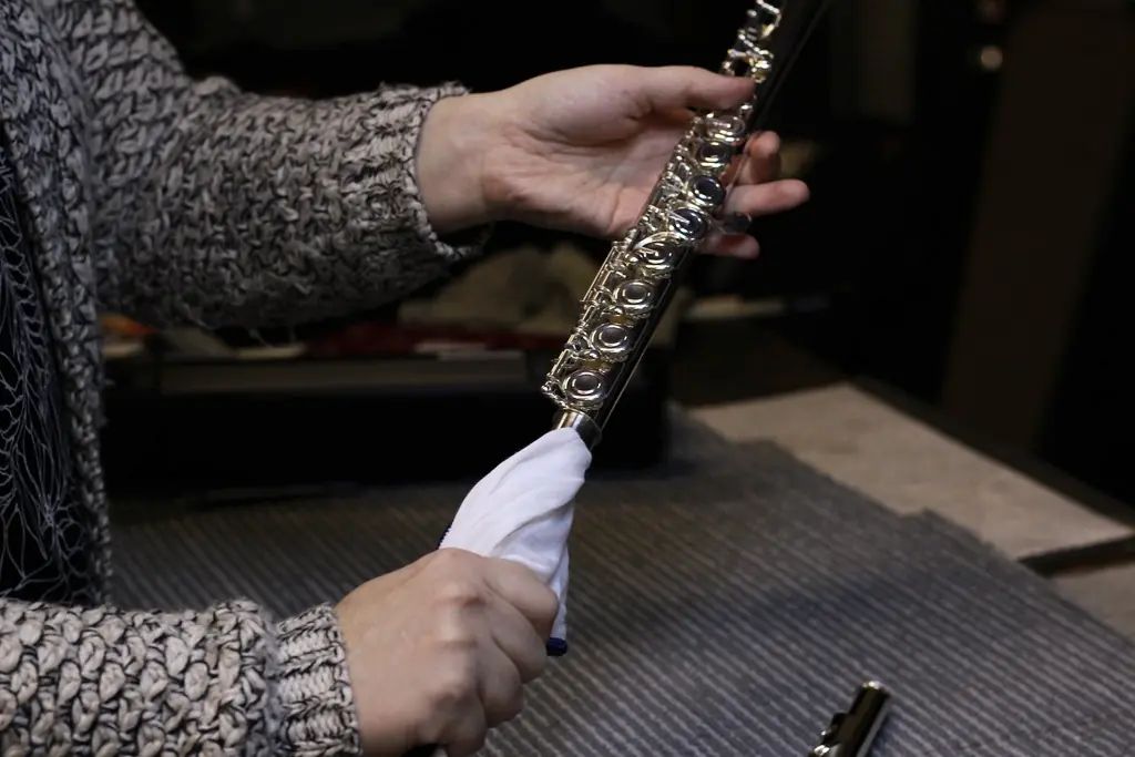 flüt gövde parçası temizliği yapılıyor