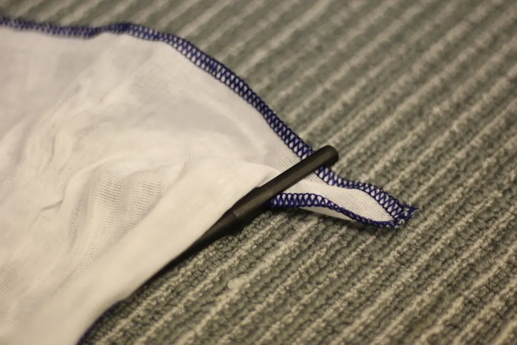 Temizlik bezi flüt temizleme çubuğundan geçiyor