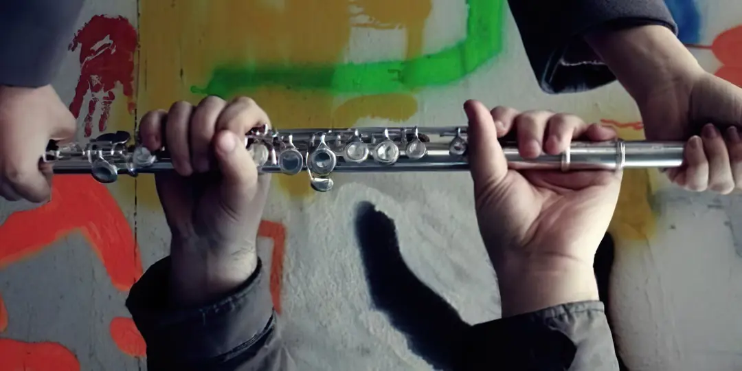 Yan flüte tutunan zıt yönde iki çift el.