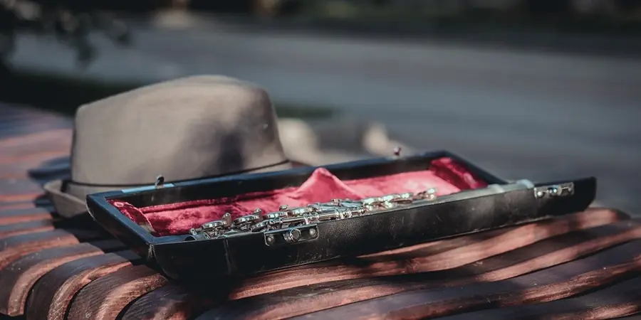 Tezgahta satılık 2.el yan flüt fotoğrafı