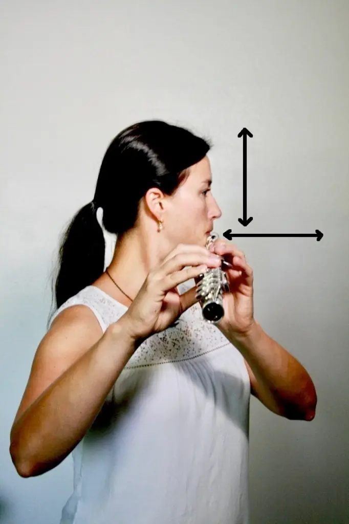 Yan flüt çalarken başın dik duruşunu gösteren örnek görsel