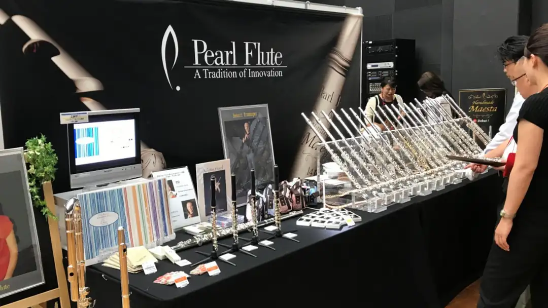 Pearl flüt modelleri sergileniyor