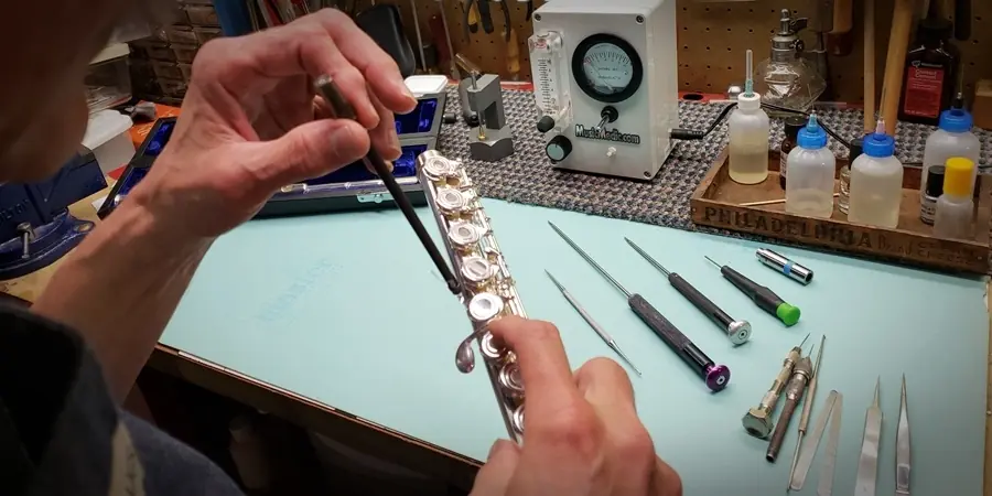 Yan flüt reglaj işlemini yapan bir lutiye