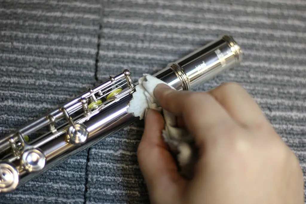 Flüt yüzeysel dış temizlik yapılıyor.