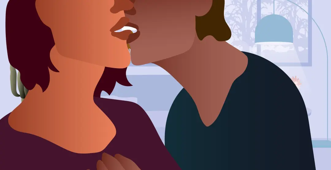 The Nibbling tekniği: Öpüşürken partnerin alt dudağını dişlerle hafifçe ısırma ve çekiştirme hareketini gösteren yakın plan görsel.