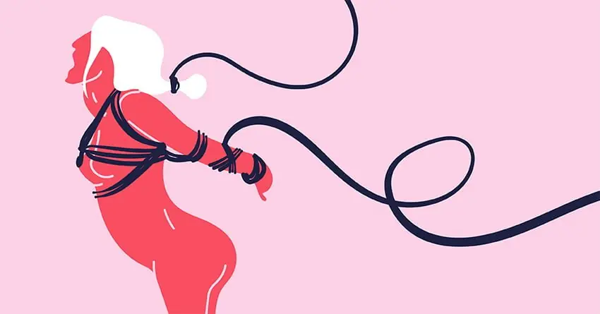 Göğüs harness'ı takan ve uzun bir iple geriye doğru çekilerek yönlendirilen kadın figürü.