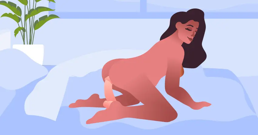 Doggy Style solo pozisyonu: Yatak odasında yere sabitlediği ten rengi vantuzlu dildoyu dört ayak üzerinde kullanan kadın illüstrasyonu.