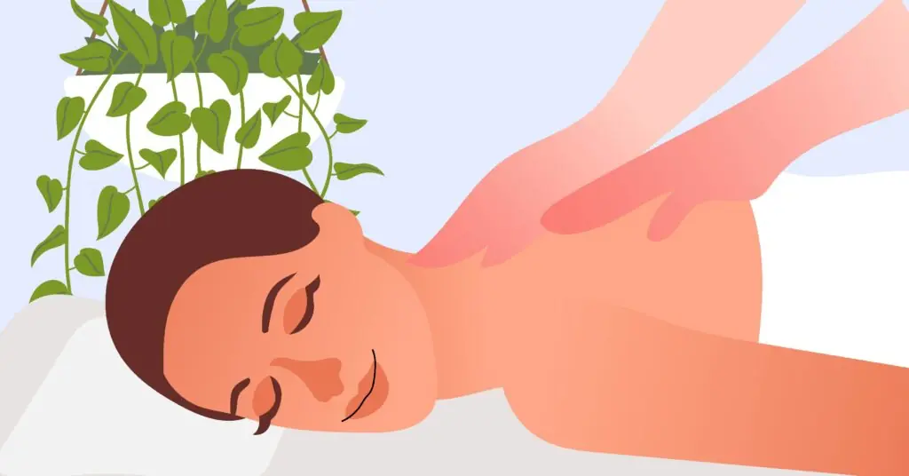 Sevgililer Günü'nde kendine bakım günü (spa day) hediye eden ve sırt masajı yaptıran rahatlamış kadın.