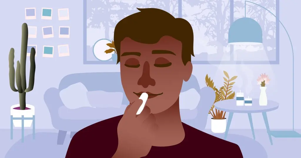 Öpüşme öncesi hazırlık: Pürüzsüz bir öpücük için dudak kremi (lip balm) sürerek dudaklarını nemlendiren ve bakımlı tutan erkek.