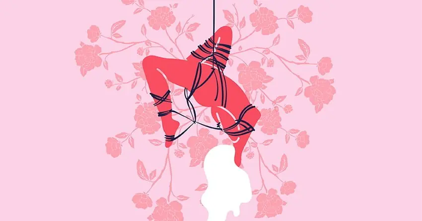 Çiçekli bir arka planda baş aşağı asılma (suspension bondage) tekniğiyle bağlanmış kadın figürü.