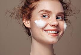 AKNEYE EĞİLİMLİ CİLTLERDE DOĞRU KULLANIM REHBERİ