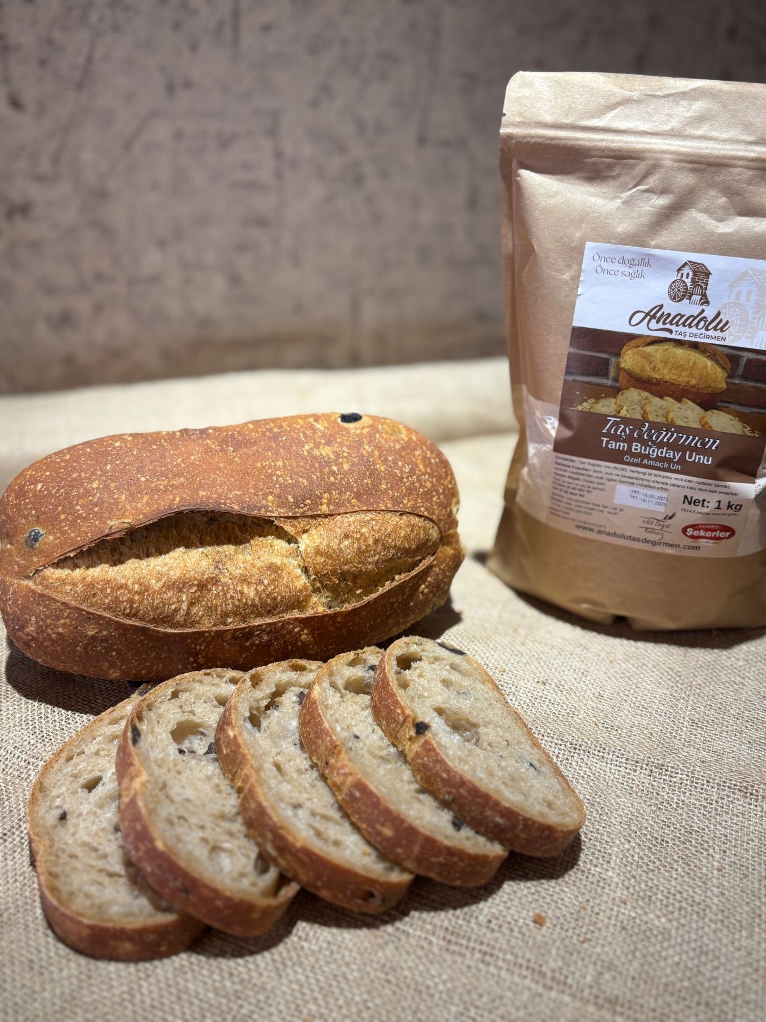 Ekşi Mayalı Zeytinli Tam Buğday Ekmeği (500 gr.)