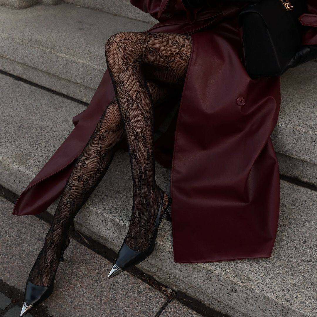 Siyah Kurdele Çiçek Desenli File Külotlu Çorap