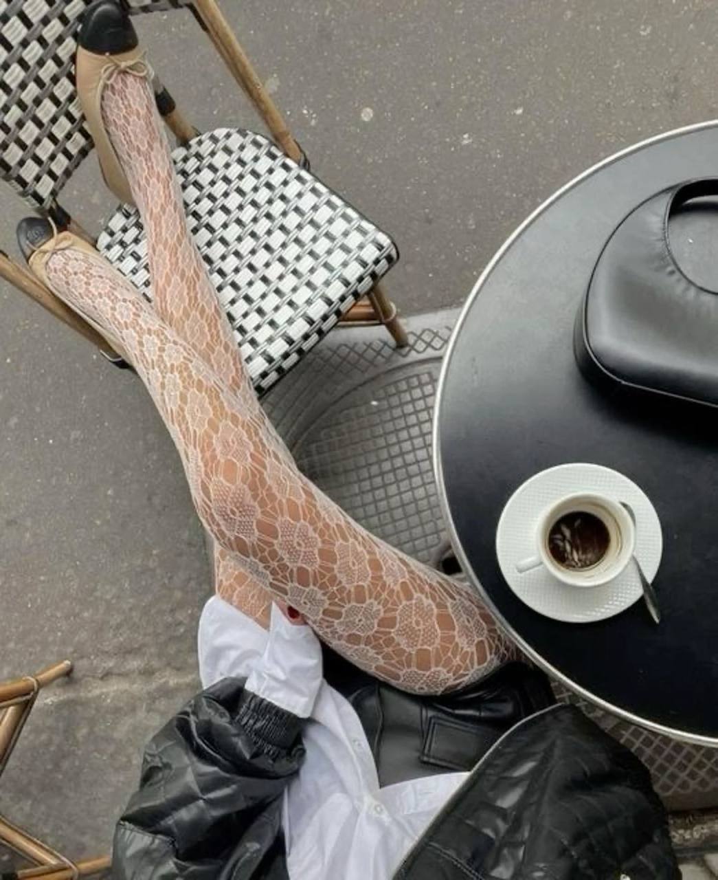 Beyaz Çiçek ve Petek Desenli Külotlu Çorap