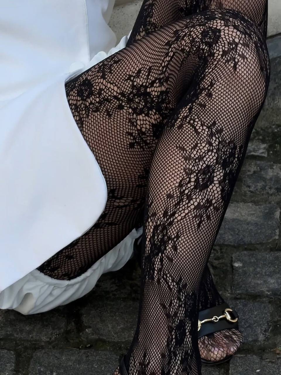 Siyah Çiçek Desenli File Külotlu Çorap