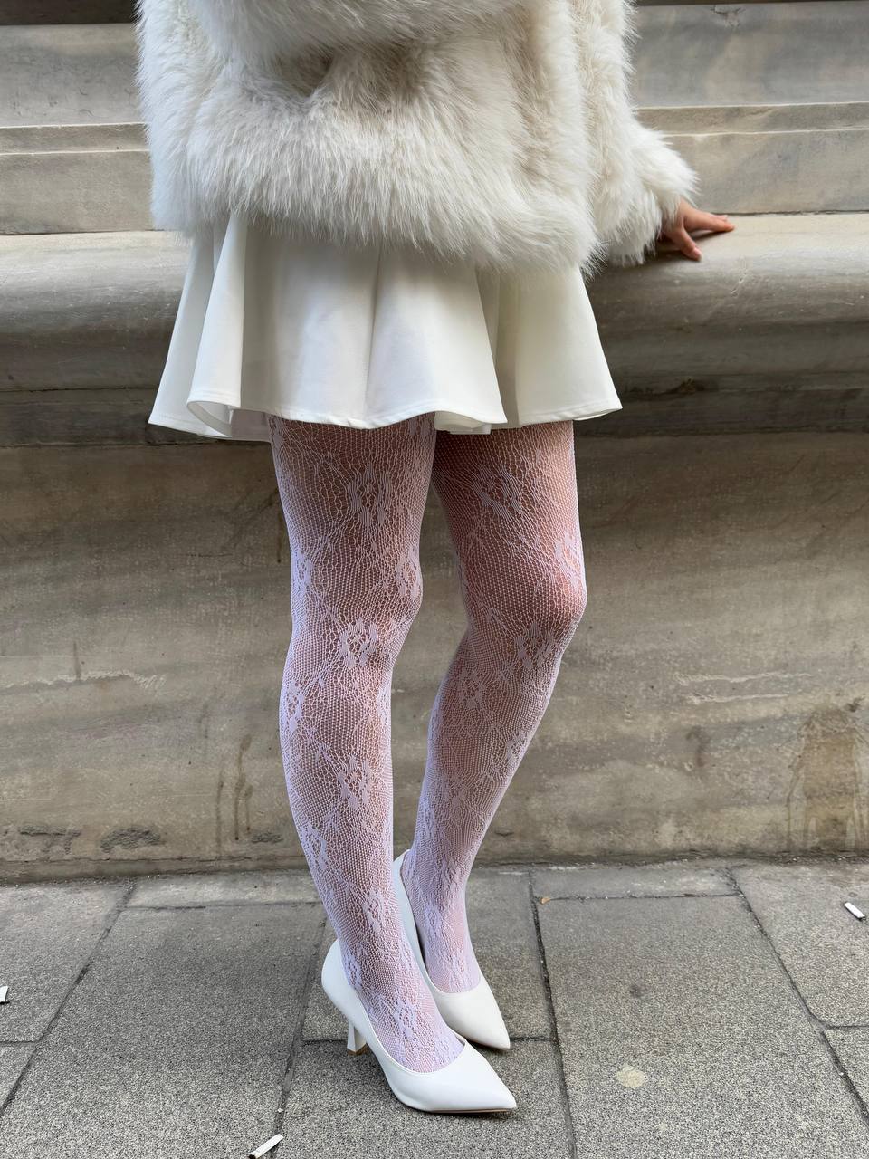 Beyaz Çiçek Desenli File Külotlu Çorap