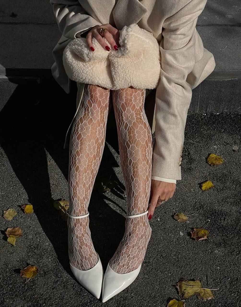 Beyaz Çiçek ve Petek Desenli Külotlu Çorap