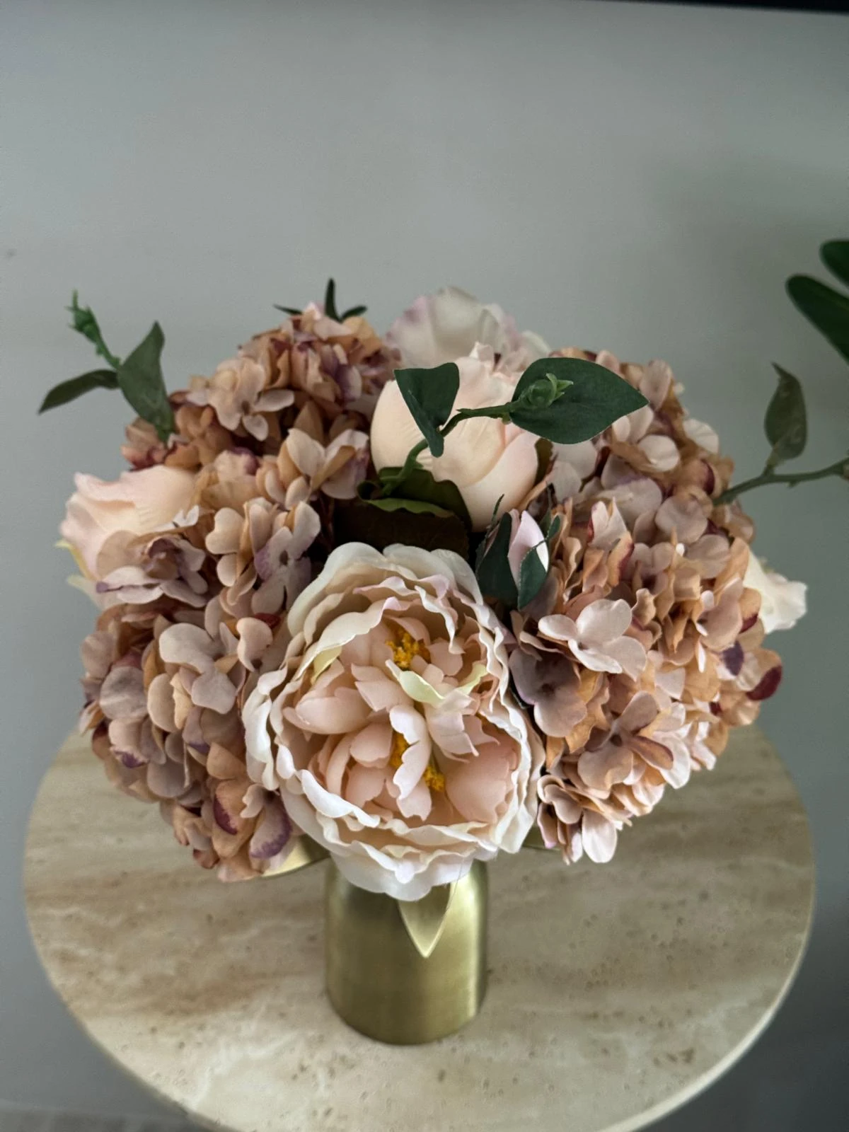 Eskitme Ayaklı Vazoda Yapay Çiçek Aranjmanı