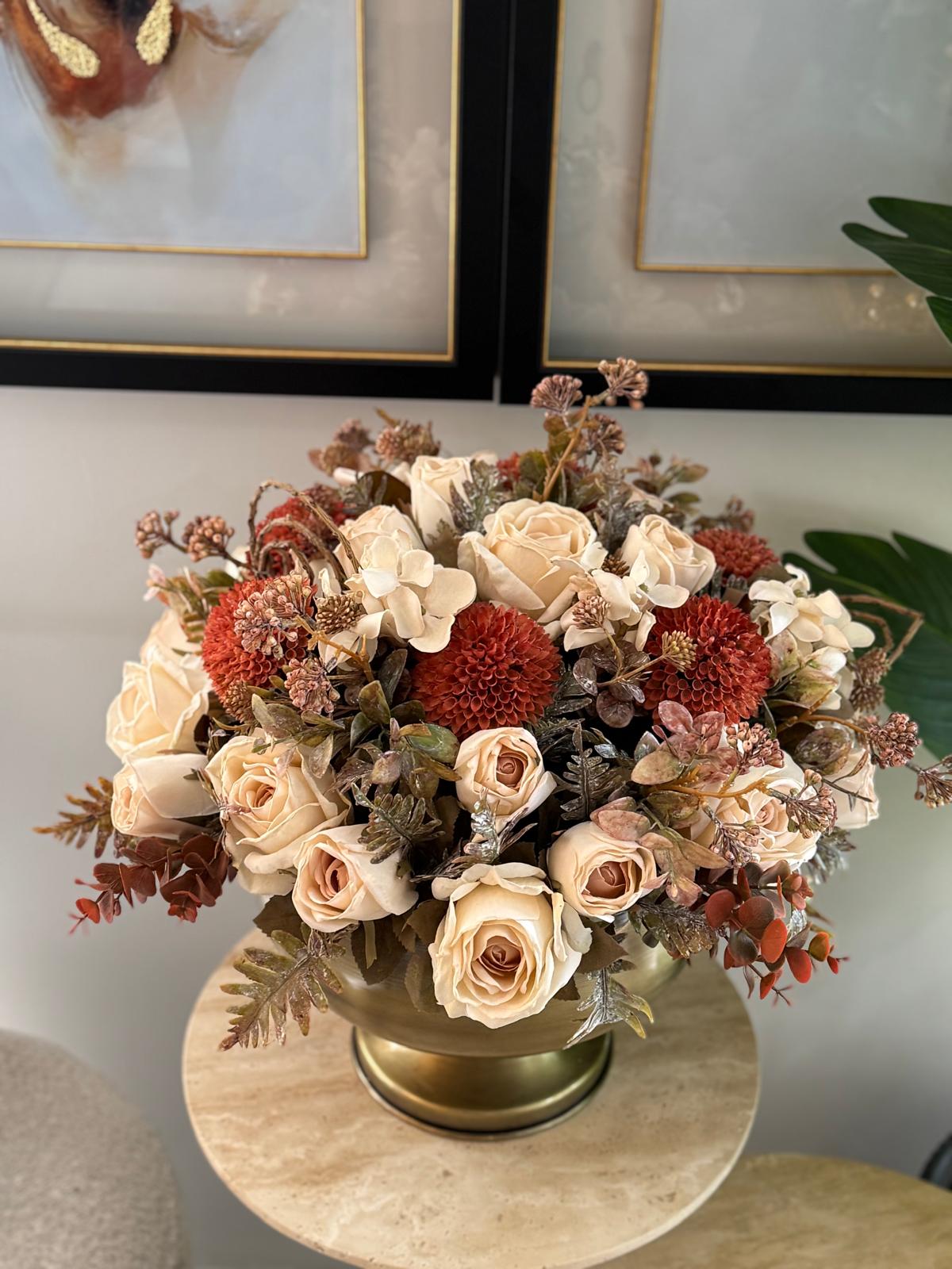 Eskitme Ayaklı Vazoda Çiçek Aranjmanı