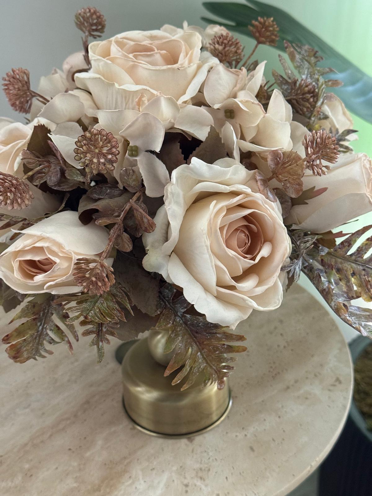 Eskitme Top Ayaklı Vazoda Çiçek Aranjmanı 