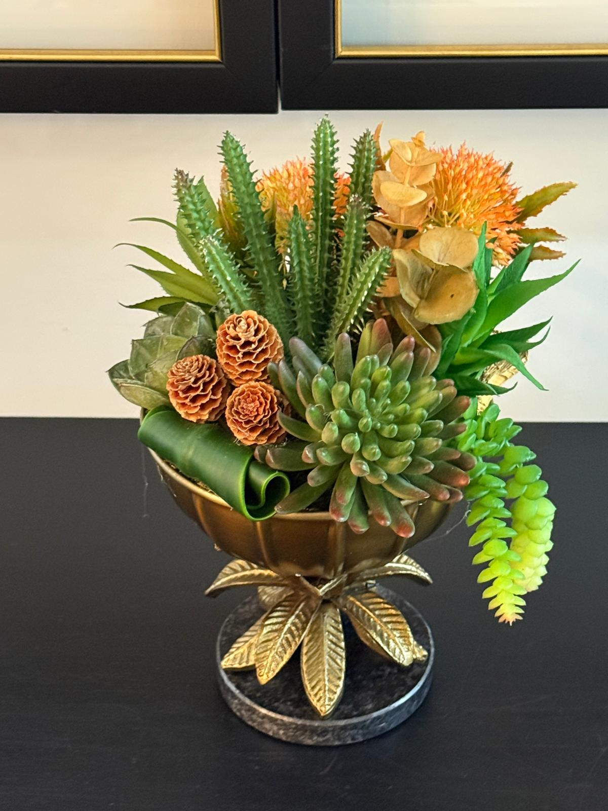 Eskitme Döküm  İthal  Çiçek Ayaklı Vazoda Sukulent Çiçek Aranjman 