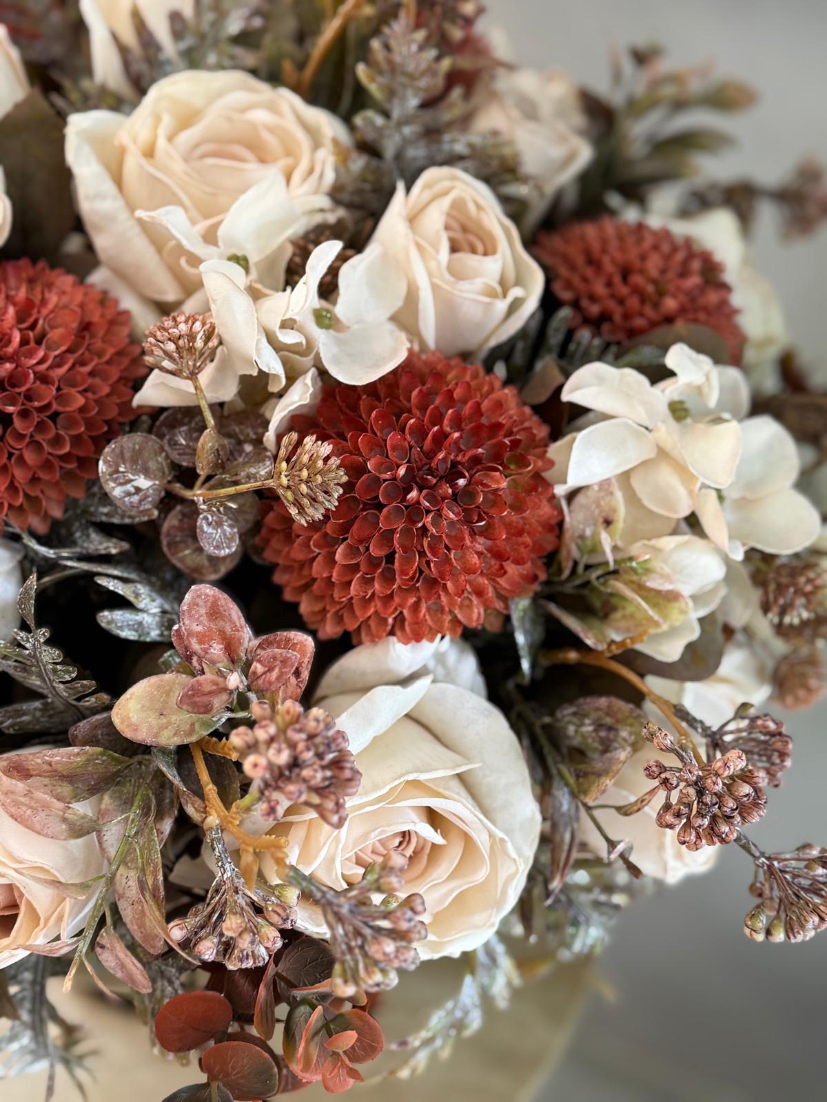 Eskitme Ayaklı Vazoda Çiçek Aranjmanı