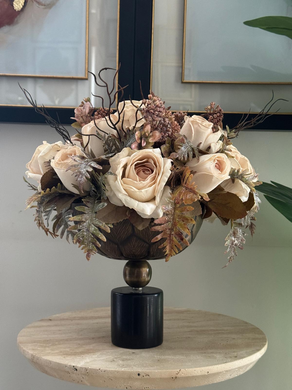 Eskitme Mermer  Ayaklı Prinç Vazoda Yapay Çiçek Aranjmanı