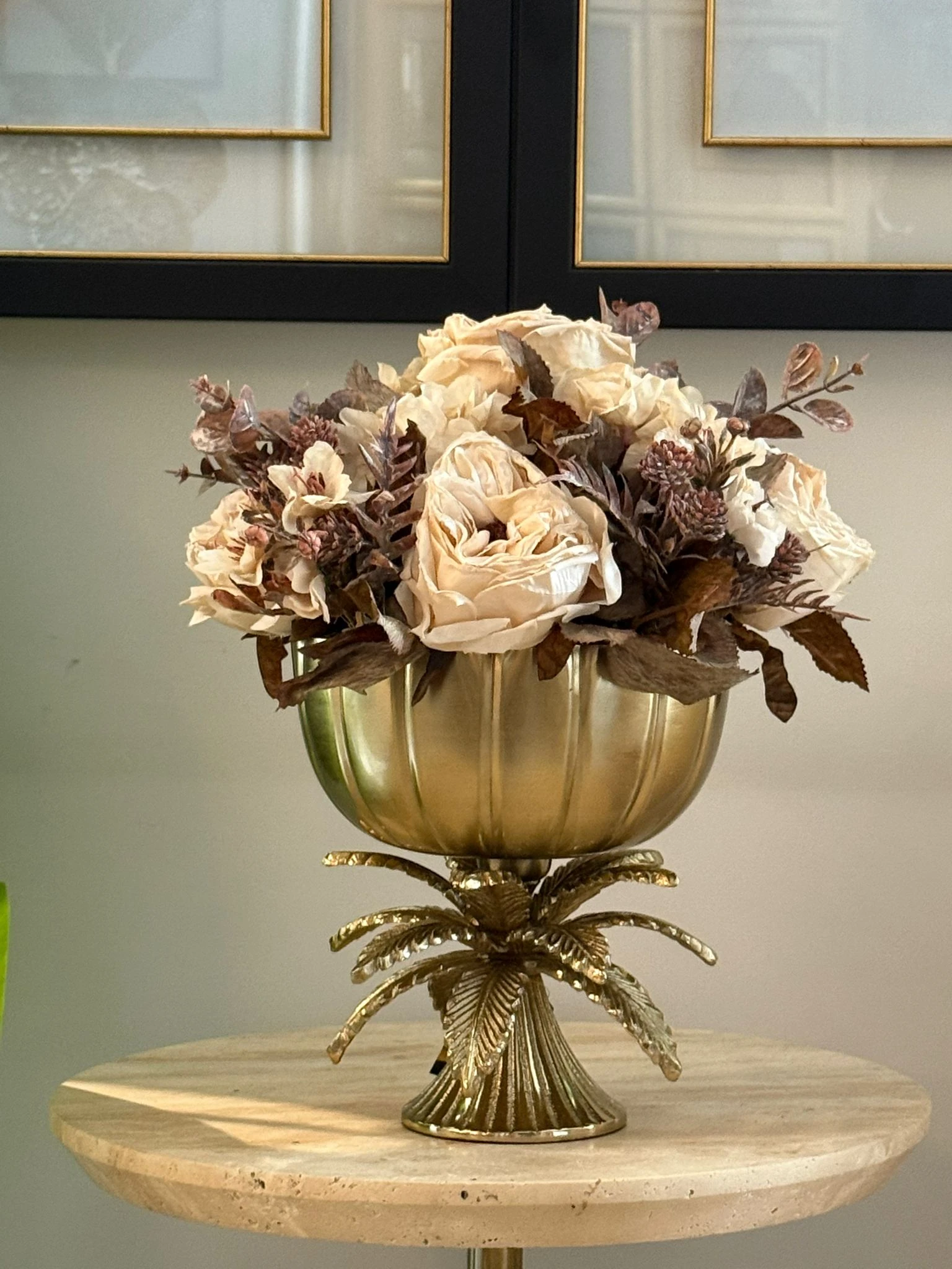 Palmiye Ayaklı Döküm Vazoda Çiçek Aranjmanı